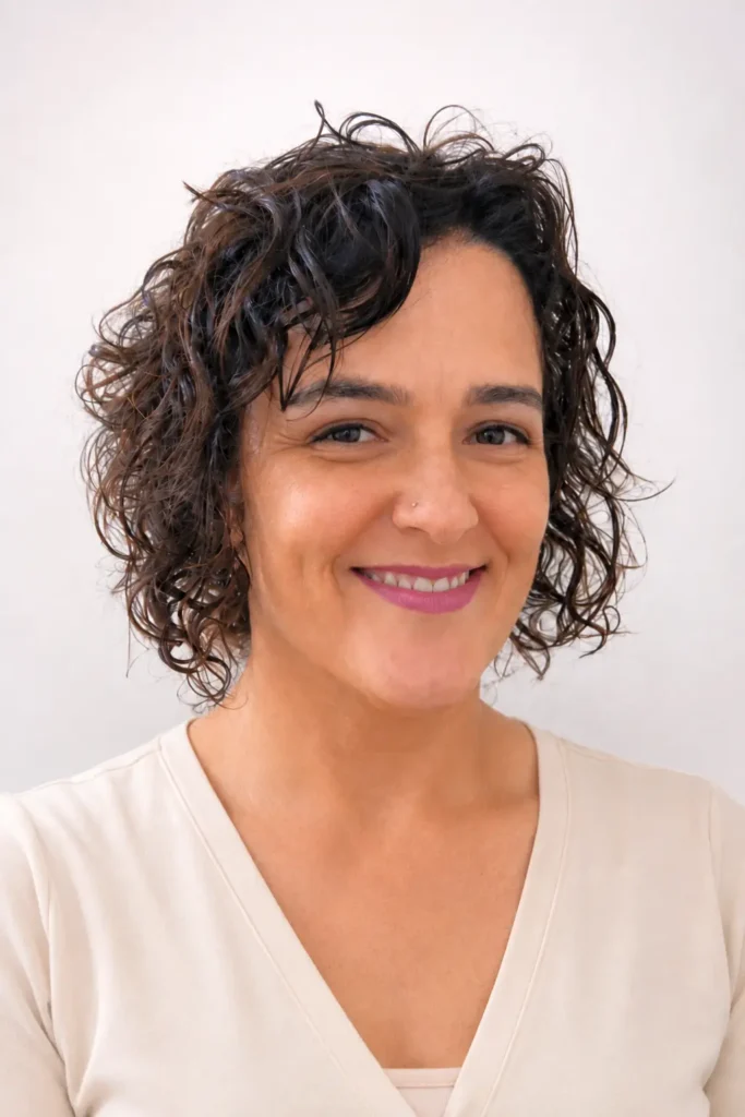 Isabela Bueno, psicóloga, sorrindo em retrato vertical