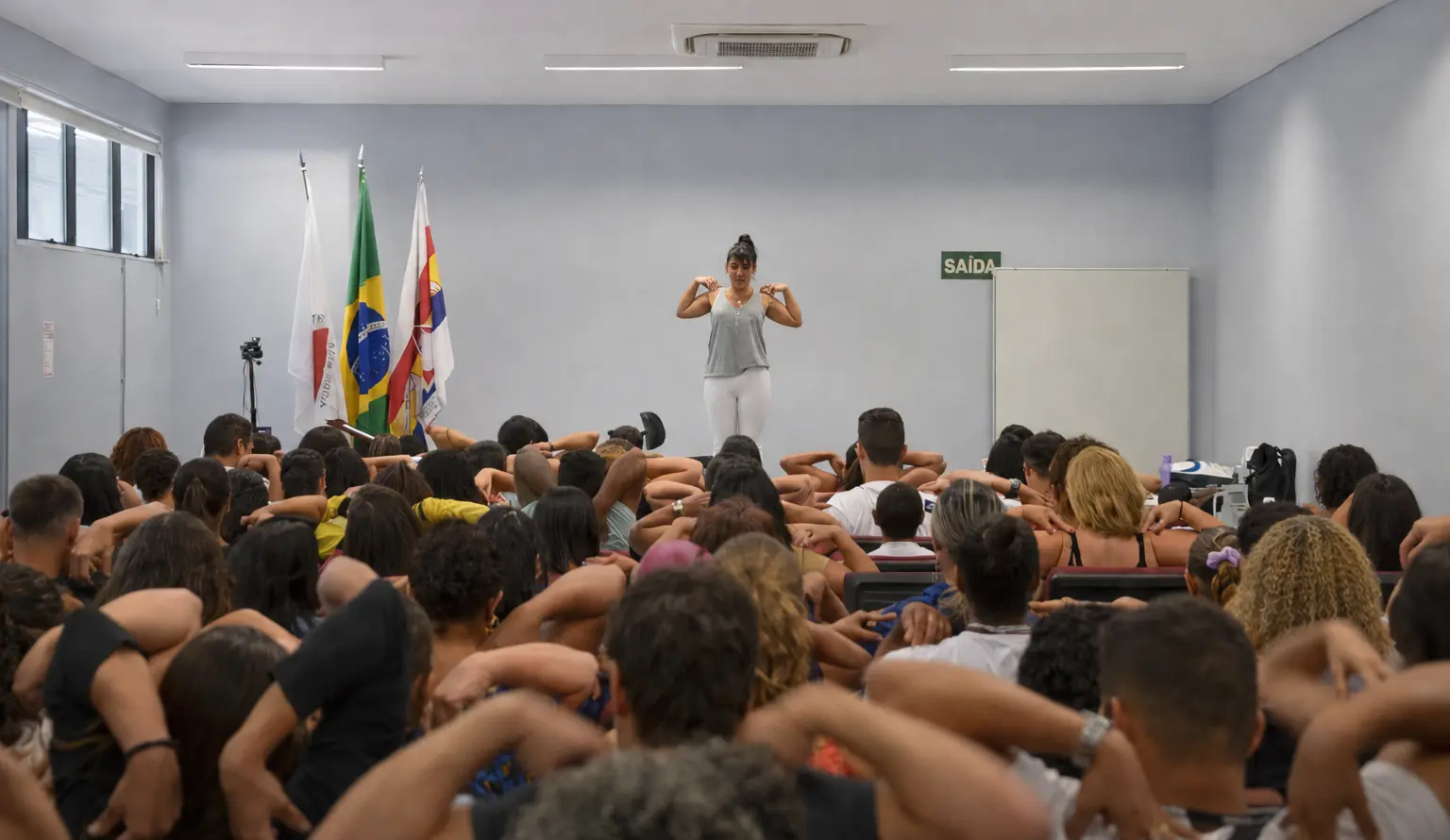 Vivência corporal com grande grupo
