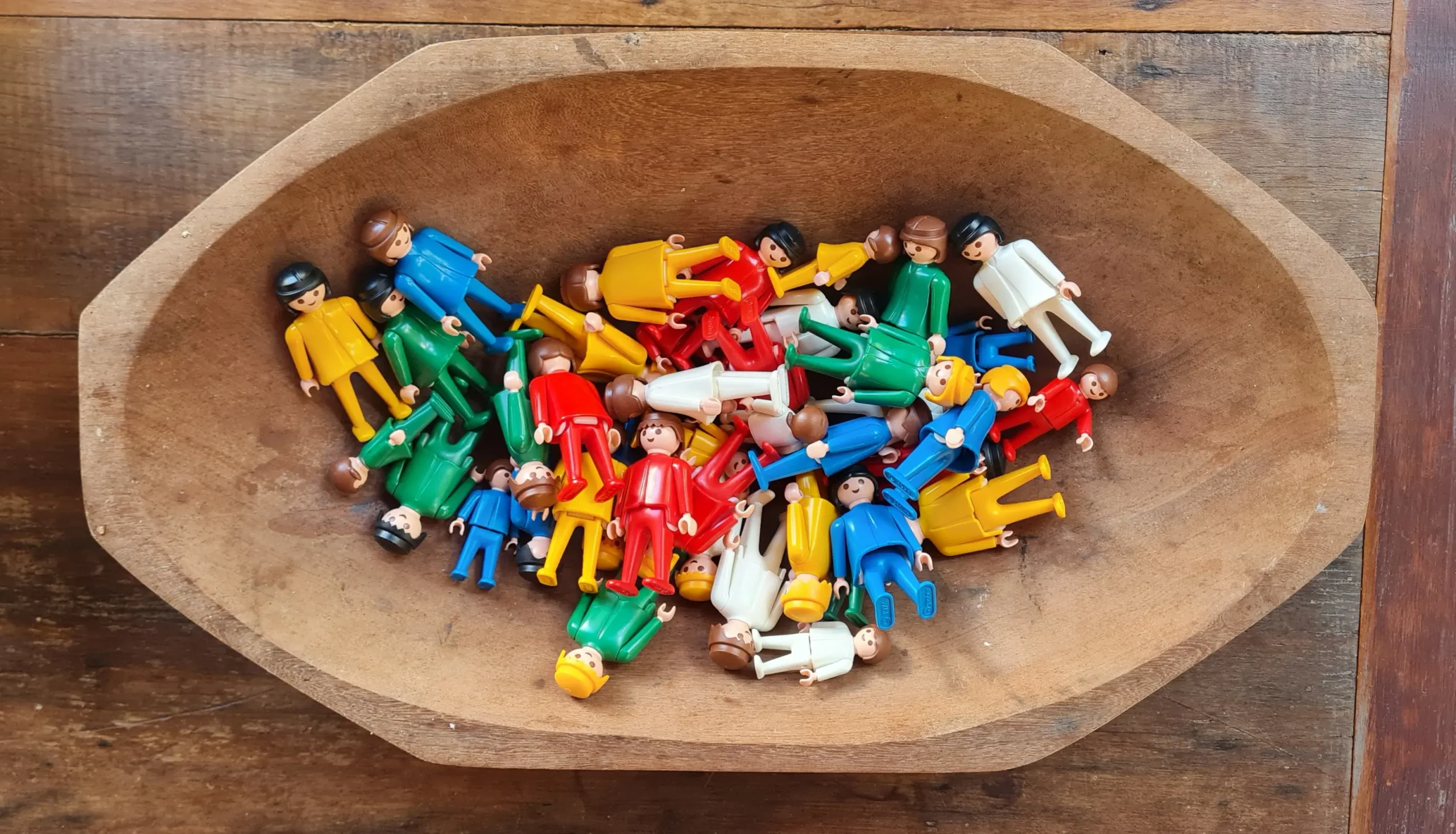 Miniaturas coloridas usadas para representar pessoas e elementos de uma situação