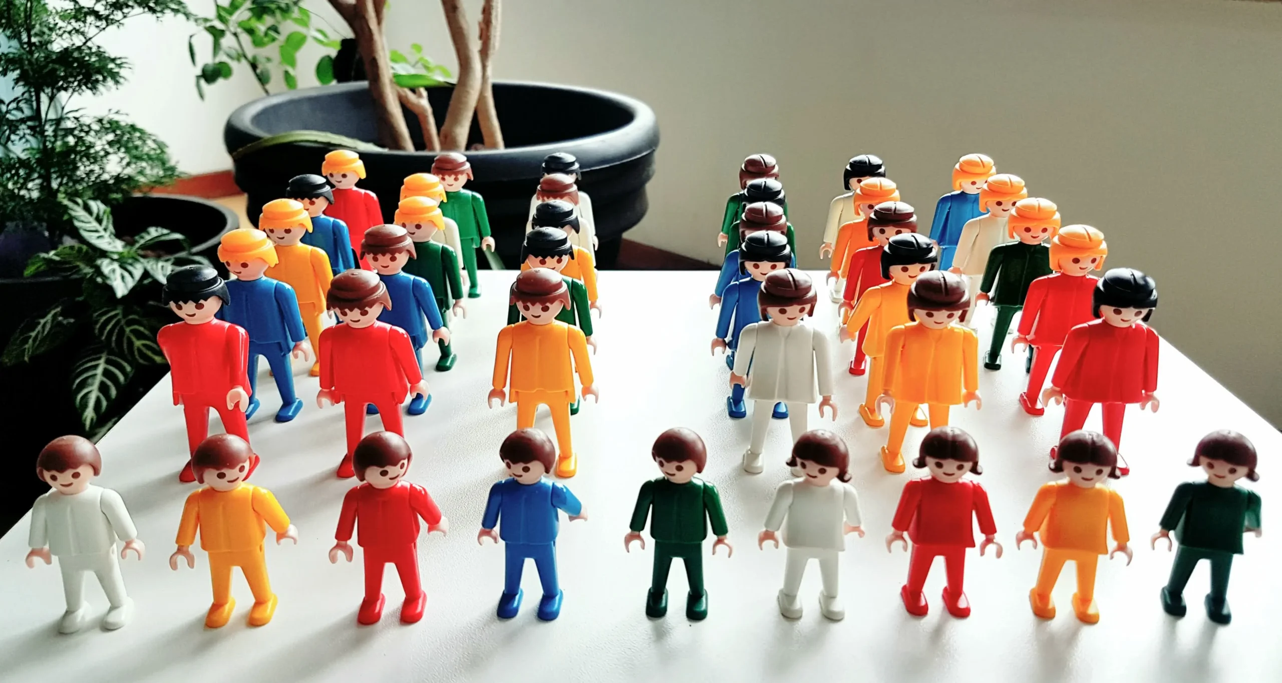 Miniaturas dispostas em uma cena de Constelação Familiar