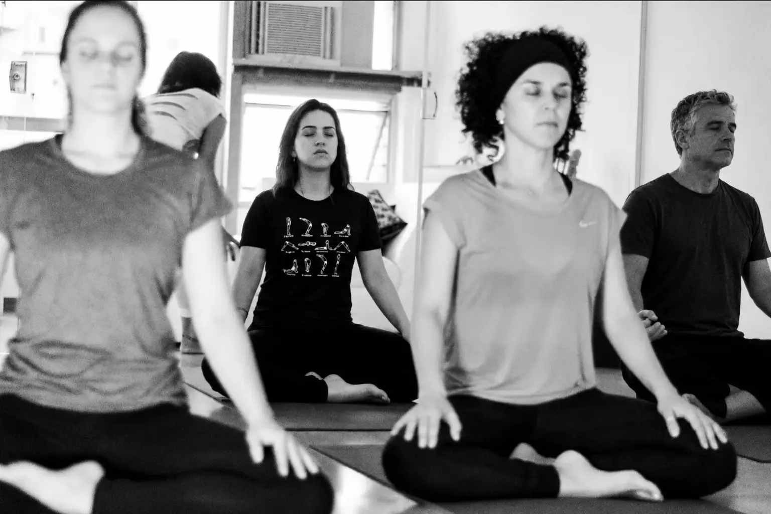 Grupo de pessoas praticando yoga