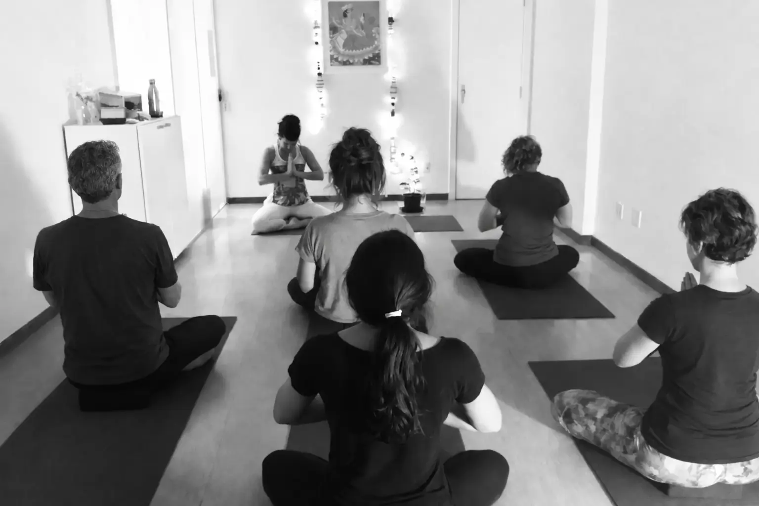 Grupo de pessoas praticando yoga